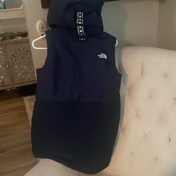 Woman’s The North Face long style vest - Picture 3 of 3